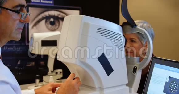 验光师用自动治疗师检查病人眼睛4k视频的预览图