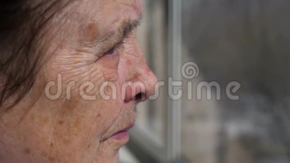 老年妇女因颤抖而面容的特写视频的预览图