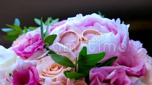 结婚戒指在花束上视频的预览图