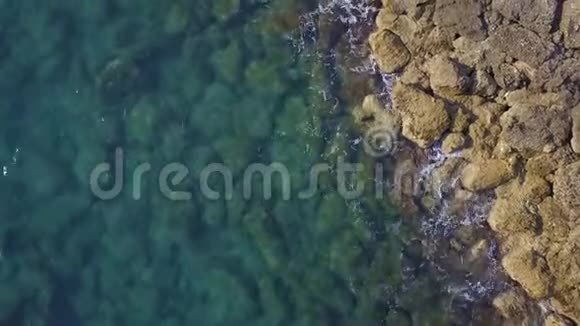从上面看飞越大海海浪拍打着石头视频的预览图
