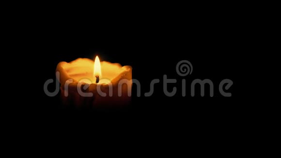 蜡烛在黑暗的房间里吹灭视频的预览图