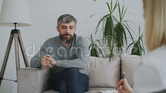 一个长胡子的成年人在办公室里和心理学家谈论他的问题视频的预览图