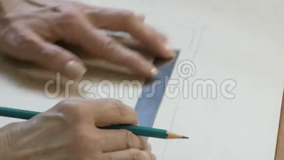 裁缝尺和铅笔在手里为衣服做图纸风格与设计的发展与创造视频的预览图