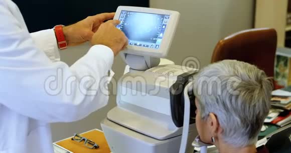 验光师用自动治疗师检查病人眼睛4k视频的预览图