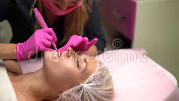 医生美容师做永久性化妆女性客户嘴唇4K视频的预览图