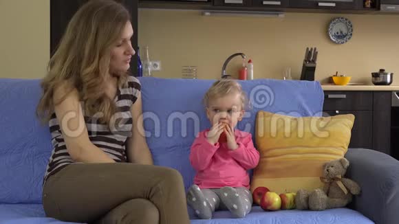 小女孩和妈妈一起吃红色的新鲜苹果童年食物4K视频的预览图