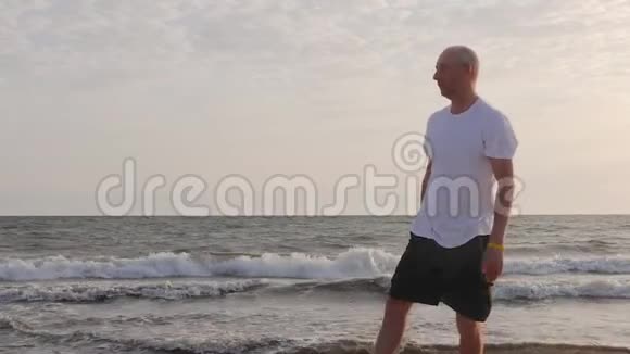 健身男子训练伸展运动沙洲海岸景观视频的预览图