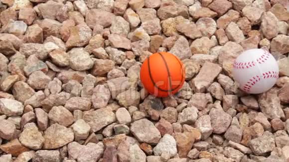 石头上的运动球视频的预览图