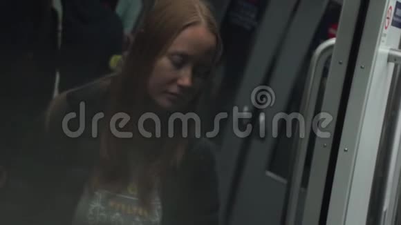 一个年轻女子在机场列车上连接不同终点站的窗户上的倒影视频的预览图