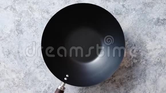 传统的空黑铁锅放在石头背景上视频的预览图