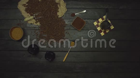 黑木桌上的咖啡俯视图慢动作视频的预览图