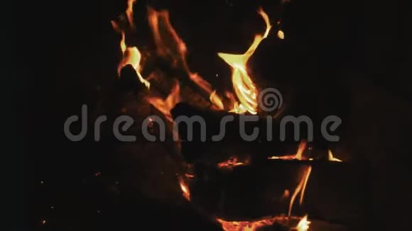 晚上烧篝火带着火花的明亮的行军火视频的预览图