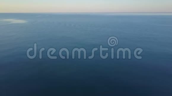 船向前游无人机飞回背景中有海岸线视频的预览图