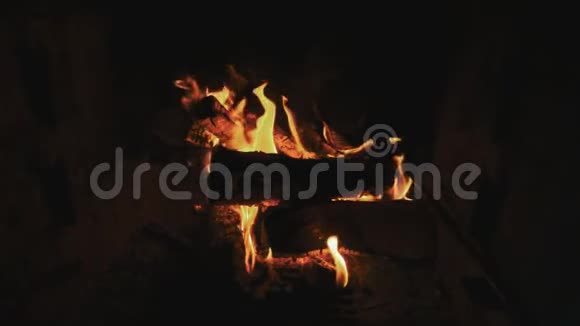 在黑暗的背景下燃烧篝火带着火花的明亮的行军火视频的预览图