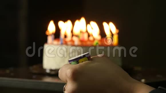 生日蛋糕上的蜡烛蜡烛熄灭了庆祝概念慢动作视频的预览图