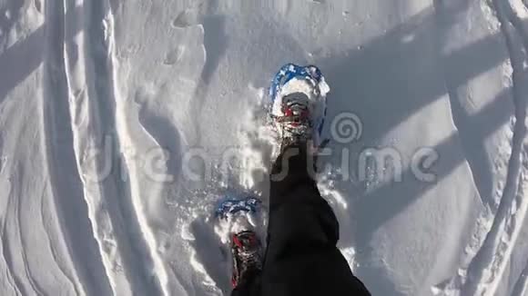 希克尔的观点白雪皑皑的山路上飘雪视频的预览图