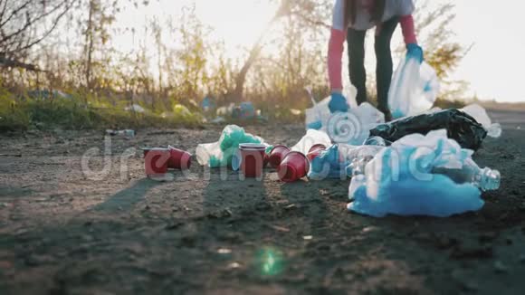 志愿者妇女捡起垃圾和塑料用垃圾袋清洁公园人和生态环境视频的预览图