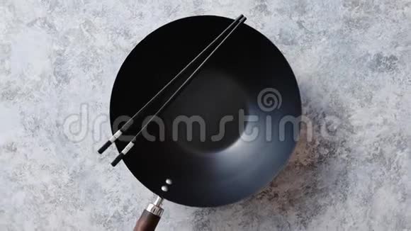 传统的空黑铁锅放在石头背景上视频的预览图