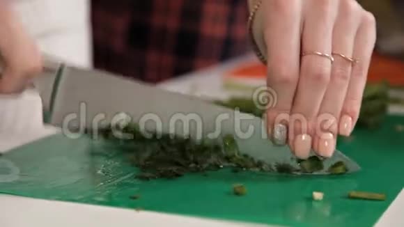女孩们用蔬菜做沙拉用很多蔬菜迪尔欧芹食品保健视频的预览图
