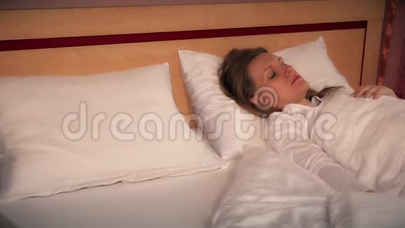 担心的女人离婚后在床上孤独地醒来视频的预览图