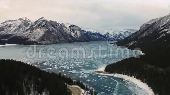 冻湖雪山视频的预览图