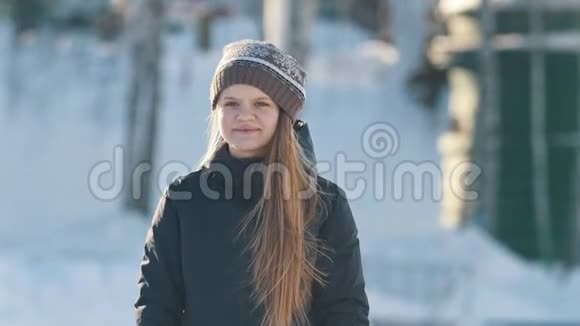 冬天穿冬装的阳光少女视频的预览图