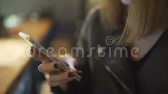 年轻时尚女性手按手机短信滚动图片特写视频的预览图