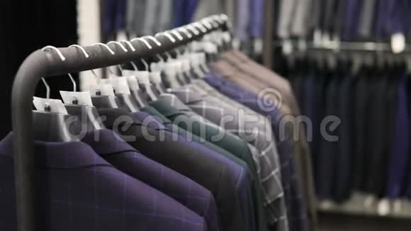 裁缝店男士西服男人手在衣橱里选择一件夹克男性选择视频的预览图