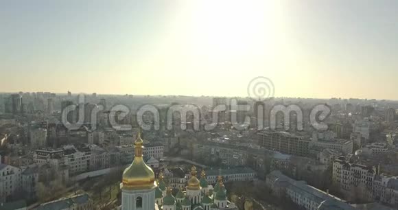 从4K无人机到基辅市中央钟楼圣索菲亚大教堂的鸟瞰视频视频的预览图