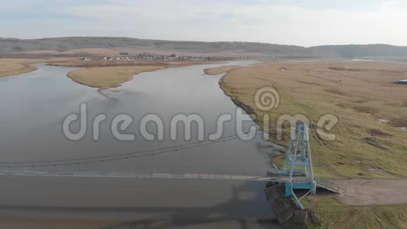 这条河在马尔亚兹秋天俄罗斯这条河在两条河道中分枝现代视频的预览图
