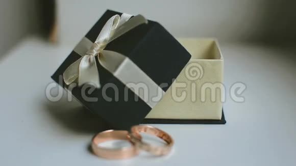 结婚戒指和一个盒子视频的预览图