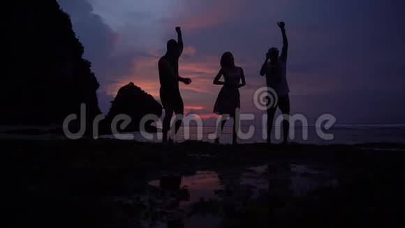 海面上的日落朋友们跳舞玩得开心视频的预览图