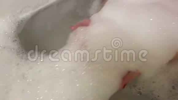 女人坐在浴缸里用泡沫来娱乐视频的预览图