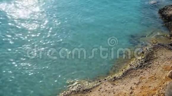 海岸海洋美丽的蓝色太阳海岸晴天空中无人机视频的预览图