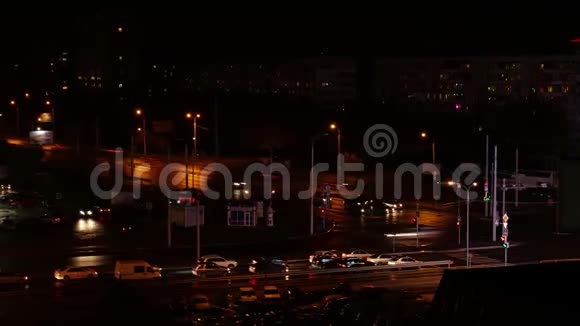 汽车在夜间城市的十字路口行驶现代城市的夜间交通视频的预览图