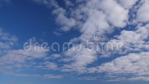 美丽的云景观大在蓝天上建造云视频的预览图