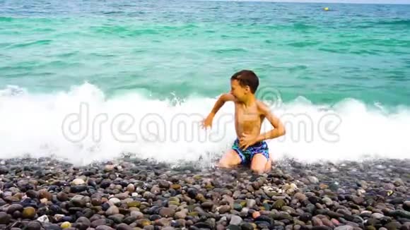 在海滩上玩得开心动作慢夏天在卵石海岸的家人视频的预览图