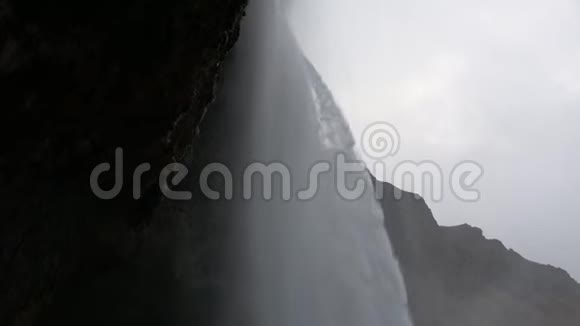 多云天气下冰岛强大的Seljalandsfoss瀑布细节拍摄视频的预览图