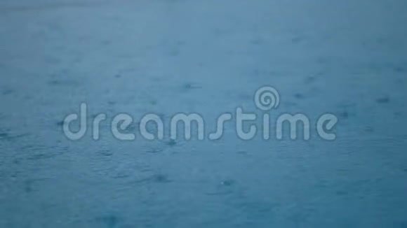 4K特写镜头雨滴在清澈的蓝色水面上天空和云彩反射在水面上雨细雨细雨视频的预览图