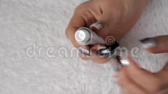 特写女性双手开口奶油管视频的预览图