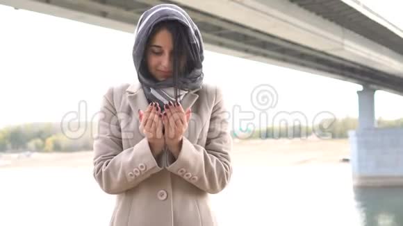 向上帝祈祷帮助我穆斯林女孩在问题中的手势视频的预览图