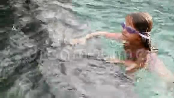 小女孩在游泳池里水下游泳慢动作视频的预览图