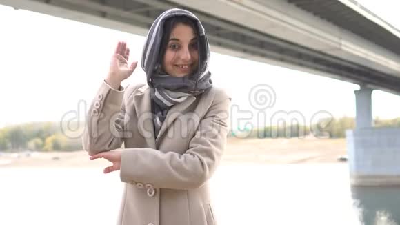 美丽的穆斯林女孩举手视频的预览图