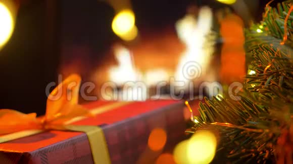 圣诞红礼盒三个圣诞节的辉光壁炉背景视频的预览图