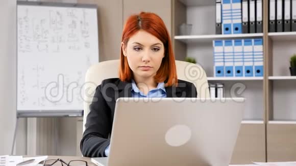 年轻成功的女商人在笔记本电脑上打字视频的预览图