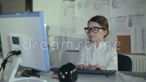 小商业女孩快速键盘和显示拇指微笑视频的预览图