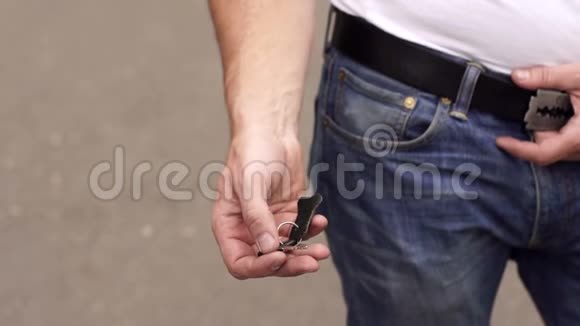 男人把摩托车的钥匙扔在手里视频的预览图