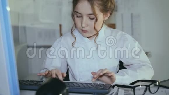 年轻女孩心甘情愿地在键盘上打字对着相机微笑4K视频的预览图