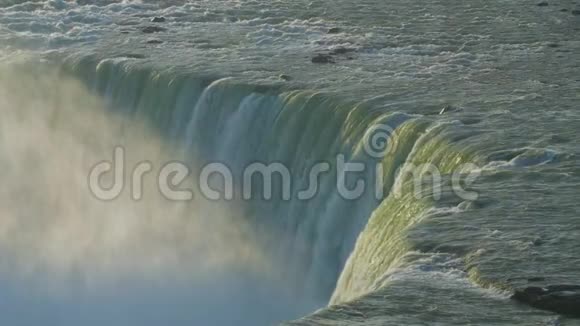 强大的肆虐尼亚加拉瀑布视频的预览图