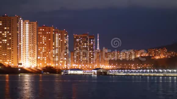 海岸上夜城灯火阑珊视频的预览图